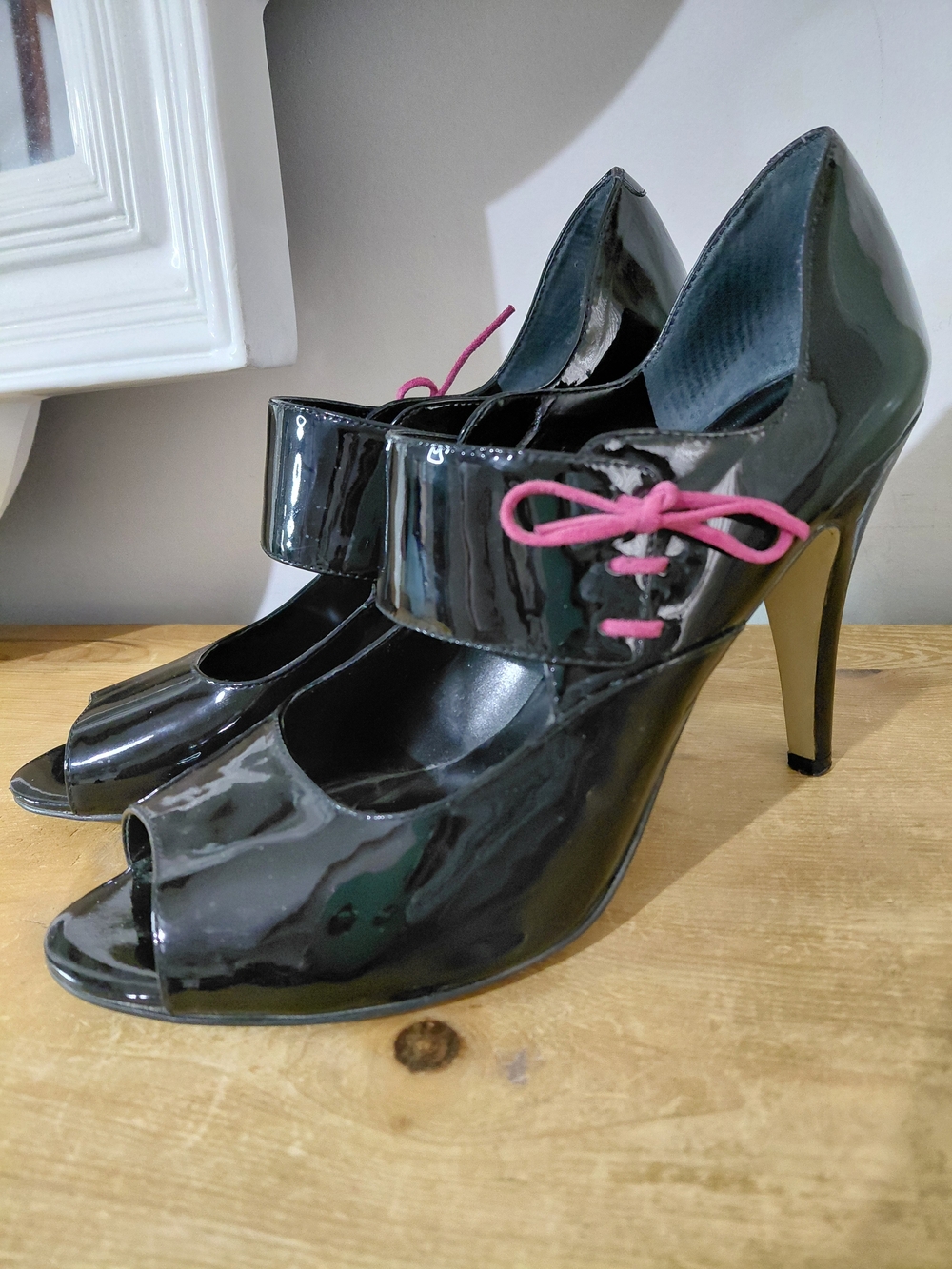 Nine West Size 8.5 Black Patent Peep-Toe Mary-Jane Heels with Pink Lace Up Bow